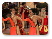 A világhírű KOHAR Symphony Orchestra and Choir az örmény hagyományokat a szimfonikus dzsesszel vegyíti. A 2. link dallamát gyerekként sokat hallottam a rádióban az 50-es évek elején magyar szöveggel (3. link). Rákosi idejében ilyen volt a popzene.