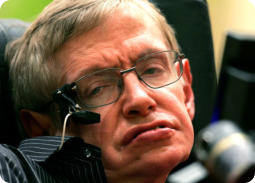 Stephen Hawking (1942 – 2018) vezető angol elméleti fizikus. Nem csupán kiemelkedő szakmai sikerei által ismert, hanem a laikusoknak szóló ismeretterjesztési munkássága révén is.