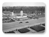 1964. április 4. Katonai dísszemle a Felvonulási téren (56-osok tere). - A Mai Manó Ház Fortepan gyűjteményéből.