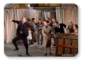 Zseniális remix az 1957-es Silk Stockings c. amerikai film "The Red Blues" részletéből, a Mahala Rai Banda zenéjét (Mahalageasca) ráültetve (táncosnő: Cyd Charrise). - Az eredeti részlet elbújhat mögötte.