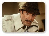 Inspector Clouseau kiváló harcművész és mindent tud, de ezeket ő sem: - Léteztek-e egyszemű emberek? - Mióta számozzák a házakat? - Miért visel a cirkuszi bohóc csúcsos sapkát? - Értelmes szó-e a tillaárom-haj, az ingyom-bingyom meg a recefice?