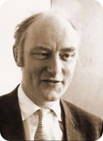 Francis Crick (1916 – 2004) angol molekuláris biológus, biofizikus, neurobiológus. 1962-ben James Watsonnal és Maurice Wilkins-szel közösen orvostudományi Nobel-díjban részesült a DNS szerkezetének megfejtéséért.