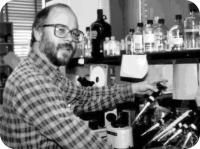Michael J. Behe (1952. - ) amerikai biokémikus professzor, a Discovery Institute (Intelligens tervezés - agytröszt) munkatársa. 