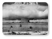 1946: Kisérleti atombomba robbantás a Csendes-óceáni Bikini atollon. Az USA 23 hidrogénbombát és atombombát robbantott itt fel 1946 és 1958 között, a lakosokat kitelepítették.