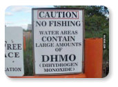 Figyelem! Tilos a horgászás, a víz nagy mennyiségű DHMO-t tartalmaz! (DHMO = dihidrogén-monoxid = H2O)