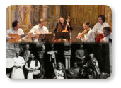 A Musica Historica és Ioculatores együttesek zenéje a 2018-ban felújított Román csarnok lenyűgöző ornamentikájával a XIII. századot idézik (Szépművészeti Múzeum, Budapest).