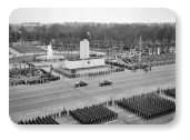 1964. április 4. Katonai dísszemle a Felvonulási téren (56-osok tere). - A Mai Manó Ház Fortepan gyűjteményéből.