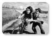 Robert Doisneau (1912 – 1994) francia fotóművész, az utcai fotózás mestere. 1950-51-ben a Kossuthon gyakran játszották a diashow sanzonjait, és gyerekkorom budapesti élményei sokban hasonlítottak a képek hangulatához...