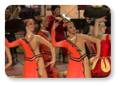 A világhírű KOHAR Symphony Orchestra and Choir az örmény hagyományokat a szimfonikus dzsesszel vegyíti. A 2. link dallamát gyerekként sokat hallottam a rádióban az 50-es évek elején magyar szöveggel (3. link). Rákosi idejében ilyen volt a popzene.