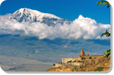 A világ régi monostorai. - A képen a 17. században alapított Hor Virap ("mély verem", angol alakja Khor Virap) monostor látható Örményország délnyugati részén, a háttérben az Ararát, az örmények nemzeti jelképe.