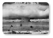 1946: Kisérleti atombomba robbantás a Csendes-óceáni Bikini atollon. Az USA 23 hidrogénbombát és atombombát robbantott itt fel 1946 és 1958 között, a lakosokat kitelepítették.