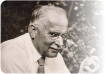 Carl Gustav Jung (1875 - 1961) svájci pszichiáter és pszichoanalitikus, az analitikus pszichológia atyja, keresztény eszmékből kiinduló gondolkodó, a kollektív tudattalan fogalmának megalkotója.